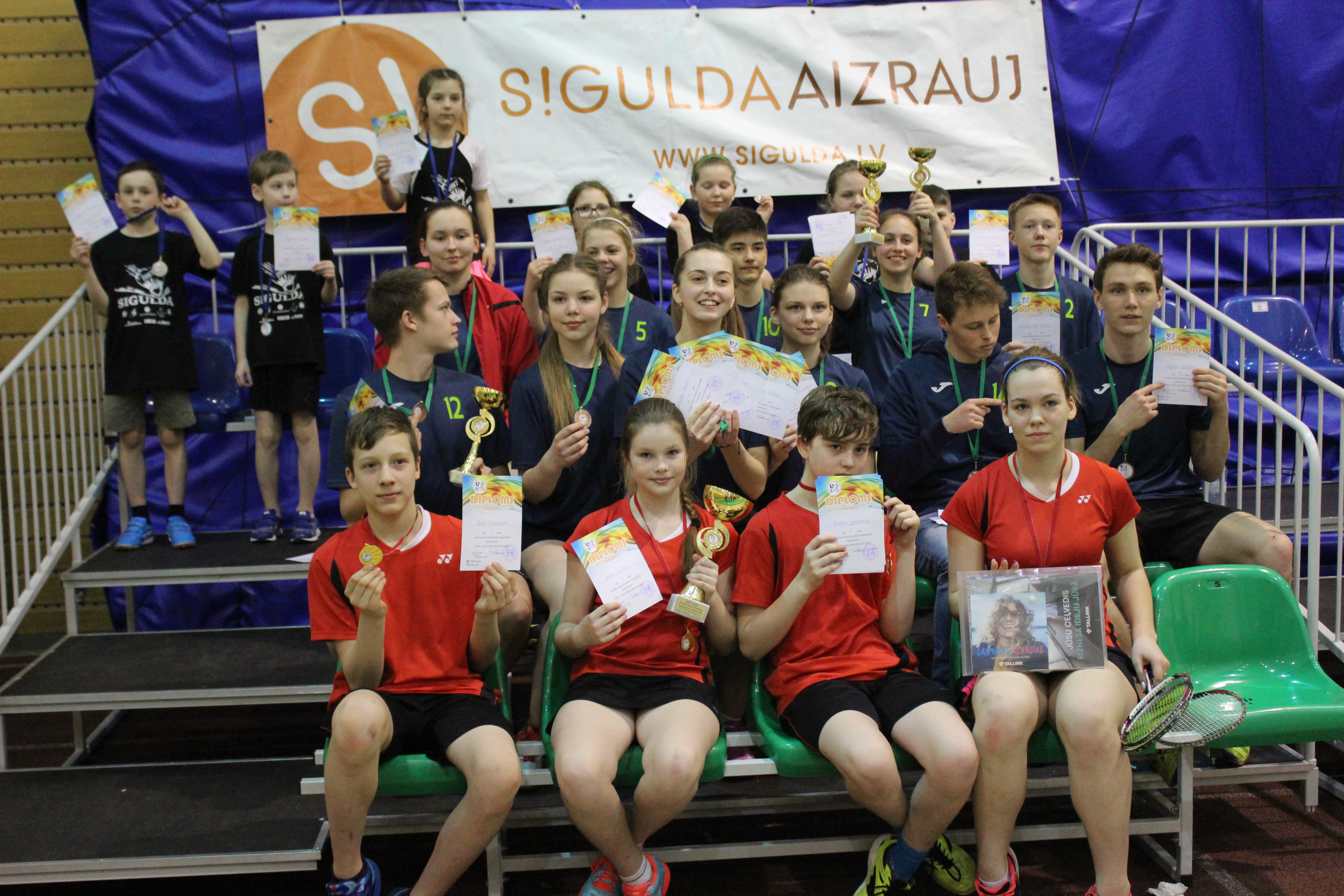 Latvijas pirmajā skolu komandu čempionātā uzvar Valmieras un Siguldas skolas